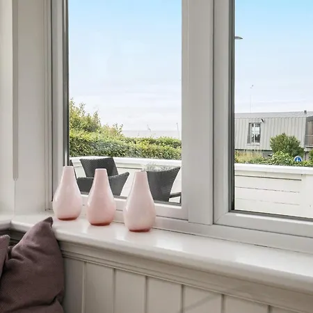 2 Person In V-by Traum *