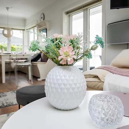 2 Person In V-by Traum *