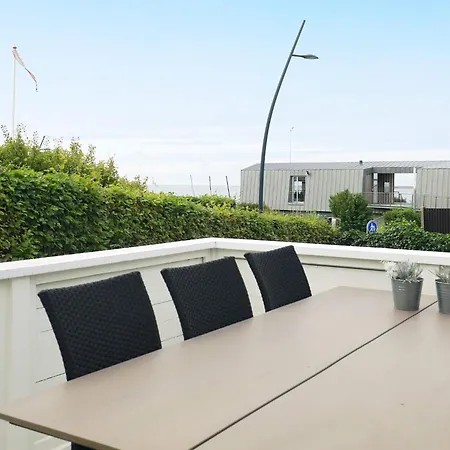 2 Person In V-by Traum