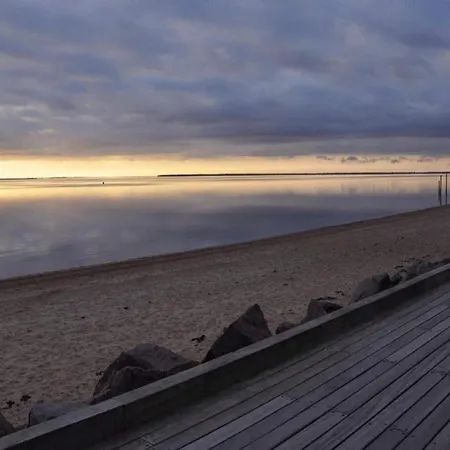 2 Person In V-by Traum *