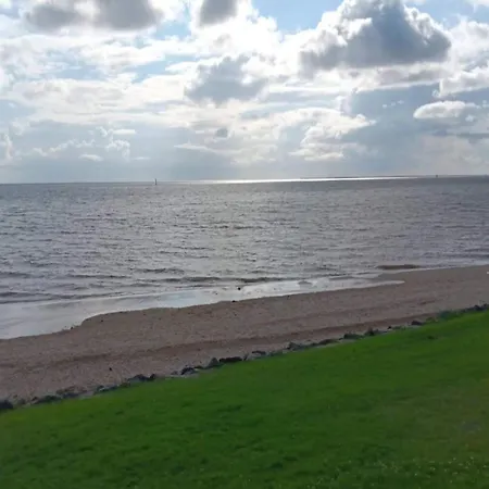 2 Person In V-by Traum 埃斯比约